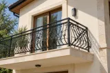 Kuta balustrada balkonowa klasyczna z ornamentyką roślinną, model BKZ31 — aranżacja w nowej przestrzeni. Wizualizacja AI.