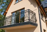 Kuta balustrada balkonowa klasyczna z ornamentyką roślinną, model BKZ31 — odtworzone ujęcie oryginalne. Wizualizacja AI.
