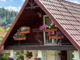 Wyrób kuty: Kuta Balustrada Balkonowa z Zintegrowanymi Kwietnikami i Ornamentyką Florystyczną