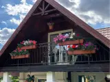 Wyrób kuty: Kuta Balustrada Balkonowa z Zintegrowanymi Kwietnikami i Ornamentyką Florystyczną