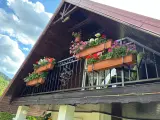 Wyrób kuty: Kuta Balustrada Balkonowa z Zintegrowanymi Kwietnikami i Ornamentyką Florystyczną