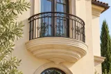 Kuta balustrada balkonowa łukowa z ornamentyką klasyczną, model BKZ65 — aranżacja w nowej przestrzeni. Wizualizacja AI.