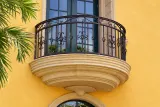 Kuta balustrada balkonowa łukowa z ornamentyką klasyczną, model BKZ65 — odtworzone ujęcie oryginalne. Wizualizacja AI.