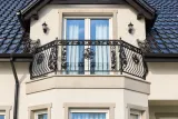 Kuta balustrada balkonowa o ornamentyce klasycznej, model BKZ84 — odtworzone ujęcie oryginalne. Wizualizacja AI.