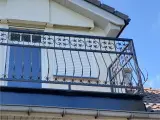 Wyrób kuty: Kuta Balustrada Balkonowa o Wzorze Ornamentalnym