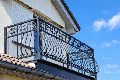 Kuta balustrada balkonowa o wzorze ornamentalnym, model sc75 — odtworzone ujęcie oryginalne. Wizualizacja AI.