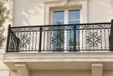 Kuta balustrada balkonowa ornamentacyjna, model sc83 — aranżacja w nowej przestrzeni. Wizualizacja AI.
