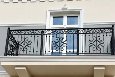 Kuta balustrada balkonowa ornamentacyjna, model sc83 — odtworzone ujęcie oryginalne. Wizualizacja AI.