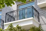 Kuta balustrada balkonowa ornamentalna, model BKZ68 — odtworzone ujęcie oryginalne. Wizualizacja AI.