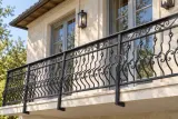 Kuta balustrada balkonowa ornamentyka klasyczna, model BKZ17 — aranżacja w nowej przestrzeni. Wizualizacja AI.