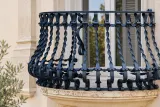 Kuta balustrada balkonowa secesyjna z giętymi elementami spiralnymi, model sc67 — aranżacja w nowej przestrzeni. Wizualizacja AI.