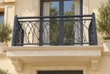 Kuta balustrada balkonowa 'secesyjne pnącza', model BKZ87 — aranżacja w nowej przestrzeni. Wizualizacja AI.