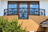 Kuta balustrada balkonowa stylizowana na art nouveau, model BKZ86 — odtworzone ujęcie oryginalne. Wizualizacja AI.
