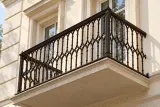 Kuta balustrada balkonowa w stylu neogotyckim, model sc84 — aranżacja w nowej przestrzeni. Wizualizacja AI.