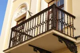 Kuta balustrada balkonowa w stylu neogotyckim, model sc84 — odtworzone ujęcie oryginalne. Wizualizacja AI.