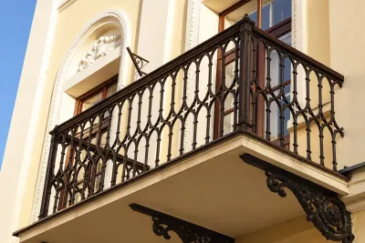 Kuta balustrada balkonowa w stylu neogotyckim, model sc84 — odtworzone ujęcie oryginalne. Wizualizacja AI.