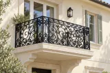 Kuta balustrada balkonowa w stylu ornamentalnym rococo, model BKZ59 — aranżacja w nowej przestrzeni. Wizualizacja AI.