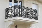 Kuta balustrada balkonowa w stylu ornamentalnym rococo, model BKZ59 — odtworzone ujęcie oryginalne. Wizualizacja AI.