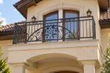 Kuta balustrada balkonowa w stylu secesyjnym, model BKZ80 — aranżacja w nowej przestrzeni. Wizualizacja AI.