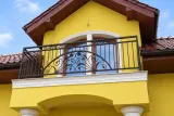 Kuta balustrada balkonowa w stylu secesyjnym, model BKZ80 — odtworzone ujęcie oryginalne. Wizualizacja AI.