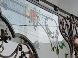 Wyrób kuty: Kuta Balustrada Balkonowa w Stylu Secesyjnym ze Szkłem Artystycznym