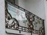 Wyrób kuty: Kuta Balustrada Balkonowa w Stylu Secesyjnym ze Szkłem Artystycznym