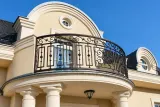 Kuta balustrada balkonowa wygięta klasyczna, model BKZ36 — odtworzone ujęcie oryginalne. Wizualizacja AI.