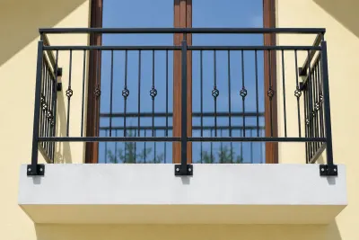 Kuta balustrada balkonowa z detalami kowalskimi, model BKZ44 — odtworzone ujęcie oryginalne. Wizualizacja AI.