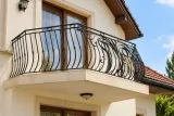 Kuta balustrada balkonowa z falistymi tralkami i motywem spiralnym, model BKZ38 — aranżacja w nowej przestrzeni. Wizualizacja AI.