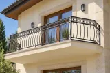 Kuta balustrada balkonowa z geometrycznym fryzem, model BKZ48 — aranżacja w nowej przestrzeni. Wizualizacja AI.