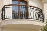 Kuta balustrada balkonowa z giętymi elementami i drewnianą poręczą, model sc53 — aranżacja w nowej przestrzeni. Wizualizacja AI.