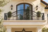 Kuta balustrada balkonowa z klasyczną ornamentyką, model BKZ74 — aranżacja w nowej przestrzeni. Wizualizacja AI.
