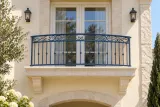 Kuta balustrada balkonowa z klasycznym ornamentem, model BKZ47 — aranżacja w nowej przestrzeni. Wizualizacja AI.