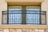 Kuta balustrada balkonowa z klasycznym ornamentem, model BKZ47 — odtworzone ujęcie oryginalne. Wizualizacja AI.