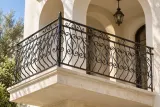 Kuta balustrada balkonowa z klasycznym ornamentem zwojowym, model BKZ15 — aranżacja w nowej przestrzeni. Wizualizacja AI.