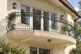 Kuta balustrada balkonowa z motywami ornamentalnymi, model BKZ40 — aranżacja w nowej przestrzeni. Wizualizacja AI.