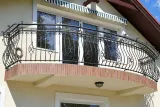 Kuta balustrada balkonowa z motywami ornamentalnymi, model BKZ40 — odtworzone ujęcie oryginalne. Wizualizacja AI.