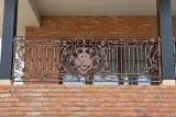 Kuta balustrada balkonowa z motywami winorośli i monogramem, model BKZ07 — odtworzone ujęcie oryginalne. Wizualizacja AI.