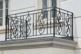 Kuta balustrada balkonowa z ornamentem klasycznym, model BKZ69 — odtworzone ujęcie oryginalne. Wizualizacja AI.