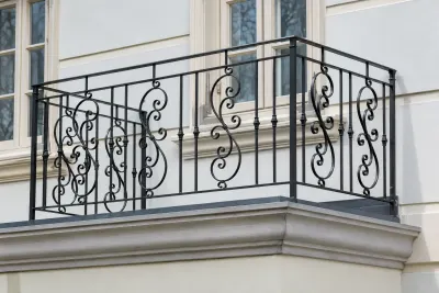 Kuta balustrada balkonowa z ornamentem klasycznym, model BKZ69 — odtworzone ujęcie oryginalne. Wizualizacja AI.