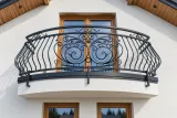 Kuta balustrada balkonowa z ornamentem secesyjnym, model BKZ83 — odtworzone ujęcie oryginalne. Wizualizacja AI.