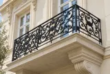 Kuta balustrada balkonowa z ornamentyką barokową, model sc87 — aranżacja w nowej przestrzeni. Wizualizacja AI.
