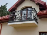 Wyrób kuty: Kuta Balustrada Balkonowa z Ornamentyką Florystyczną i Motywem Gryfa