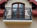 Wyrób kuty: Kuta Balustrada Balkonowa z Ornamentyką Florystyczną i Motywem Gryfa