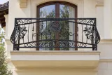 Kuta balustrada balkonowa z ornamentyką florystyczną i motywem gryfa, model sc70 — aranżacja w nowej przestrzeni. Wizualizacja AI.