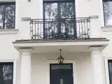 Wyrób kuty: Kuta Balustrada Balkonowa z Ornamentyką Klasyczną