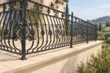 Kuta balustrada balkonowa z ornamentyką klasyczną, model BKZ18 — aranżacja w nowej przestrzeni. Wizualizacja AI.