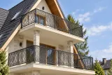 Kuta balustrada balkonowa z ornamentyką klasyczną, model sc71 — aranżacja w nowej przestrzeni. Wizualizacja AI.