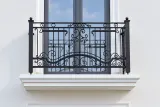 Kuta balustrada balkonowa z ornamentyką klasyczną, model sx45 — odtworzone ujęcie oryginalne. Wizualizacja AI.