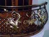 Wyrób kuty: Kuta balustrada balkonowa z ornamentyką roślinną i złotymi akcentami